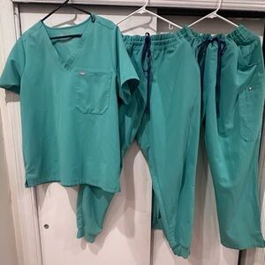 FIGS surgical green 3 piece set